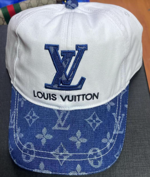 قبعة من قماش الدنيم مطرزة بشعار لويس فيتون LV - أبيض وأزرق